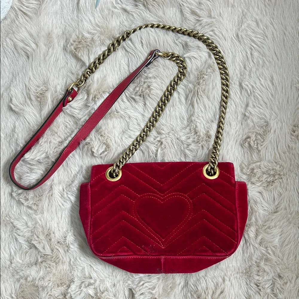 Gucci Red Velvet Shoulder Bag with Gold Chain - Picture 6 of 16